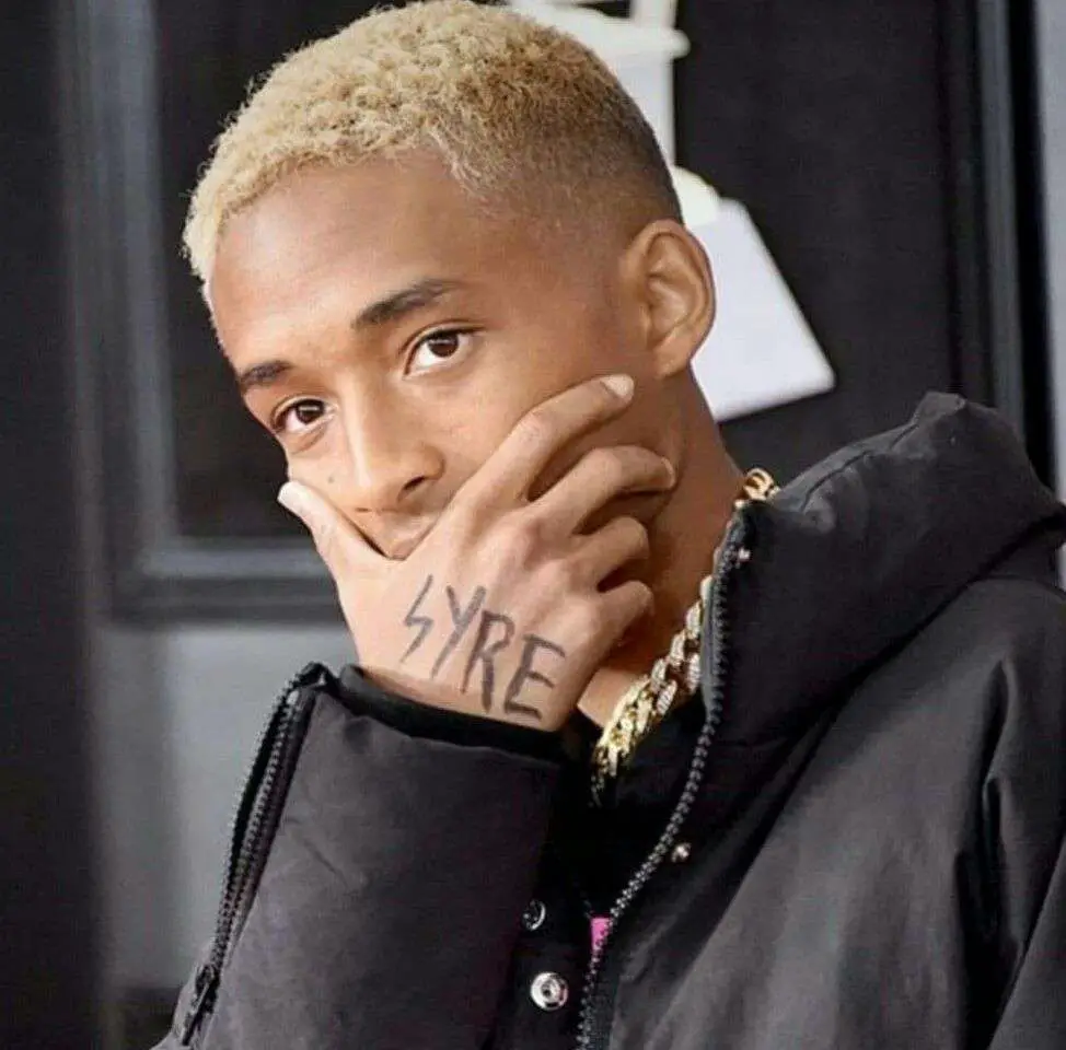 Jaden Smith Syre on his hands